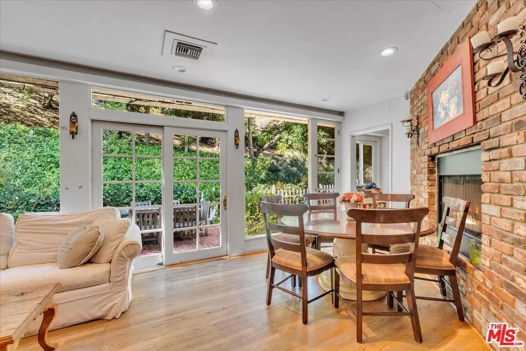 Sherman Oaks, California 91403, United States, 4 Bedrooms Bedrooms, ,2 BathroomsBathrooms,Residential,Active,230016