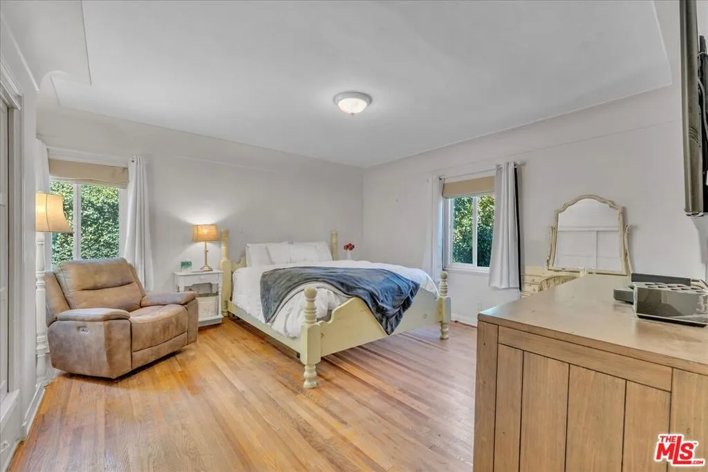 Sherman Oaks, California 91403, United States, 4 Bedrooms Bedrooms, ,2 BathroomsBathrooms,Residential,Active,230016