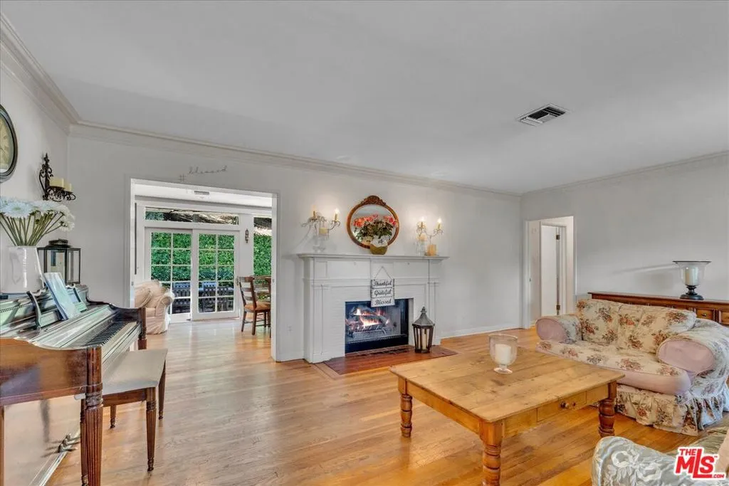 Sherman Oaks, California 91403, United States, 4 Bedrooms Bedrooms, ,2 BathroomsBathrooms,Residential,Active,230016