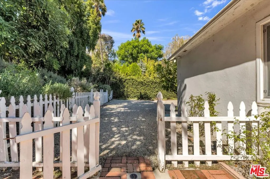 Sherman Oaks, California 91403, United States, 4 Bedrooms Bedrooms, ,2 BathroomsBathrooms,Residential,Active,230016