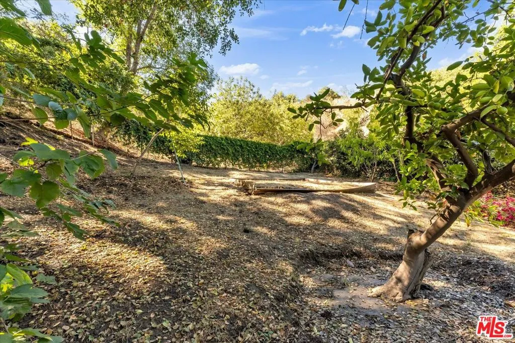 Sherman Oaks, California 91403, United States, 4 Bedrooms Bedrooms, ,2 BathroomsBathrooms,Residential,Active,230016