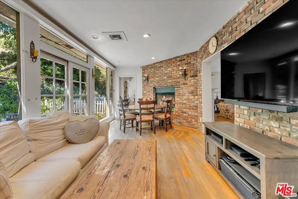 Sherman Oaks, California 91403, United States, 4 Bedrooms Bedrooms, ,2 BathroomsBathrooms,Residential,Active,230016