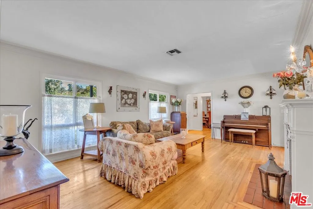 Sherman Oaks, California 91403, United States, 4 Bedrooms Bedrooms, ,2 BathroomsBathrooms,Residential,Active,230016