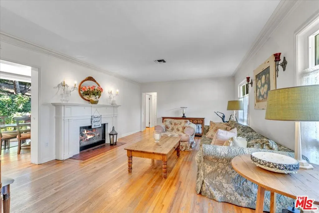 Sherman Oaks, California 91403, United States, 4 Bedrooms Bedrooms, ,2 BathroomsBathrooms,Residential,Active,230016