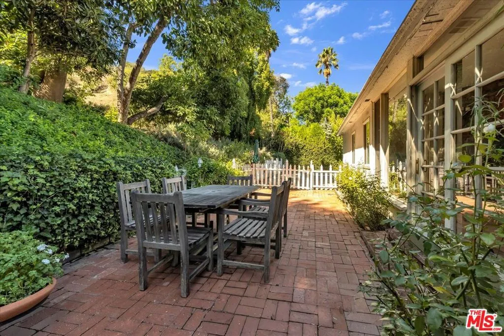 Sherman Oaks, California 91403, United States, 4 Bedrooms Bedrooms, ,2 BathroomsBathrooms,Residential,Active,230016