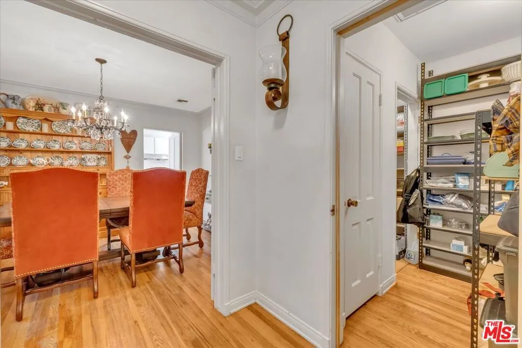 Sherman Oaks, California 91403, United States, 4 Bedrooms Bedrooms, ,2 BathroomsBathrooms,Residential,Active,230016