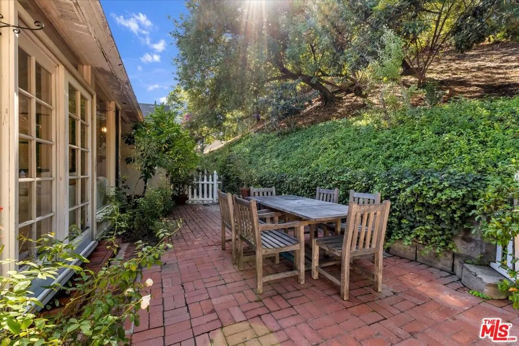 Sherman Oaks, California 91403, United States, 4 Bedrooms Bedrooms, ,2 BathroomsBathrooms,Residential,Active,230016