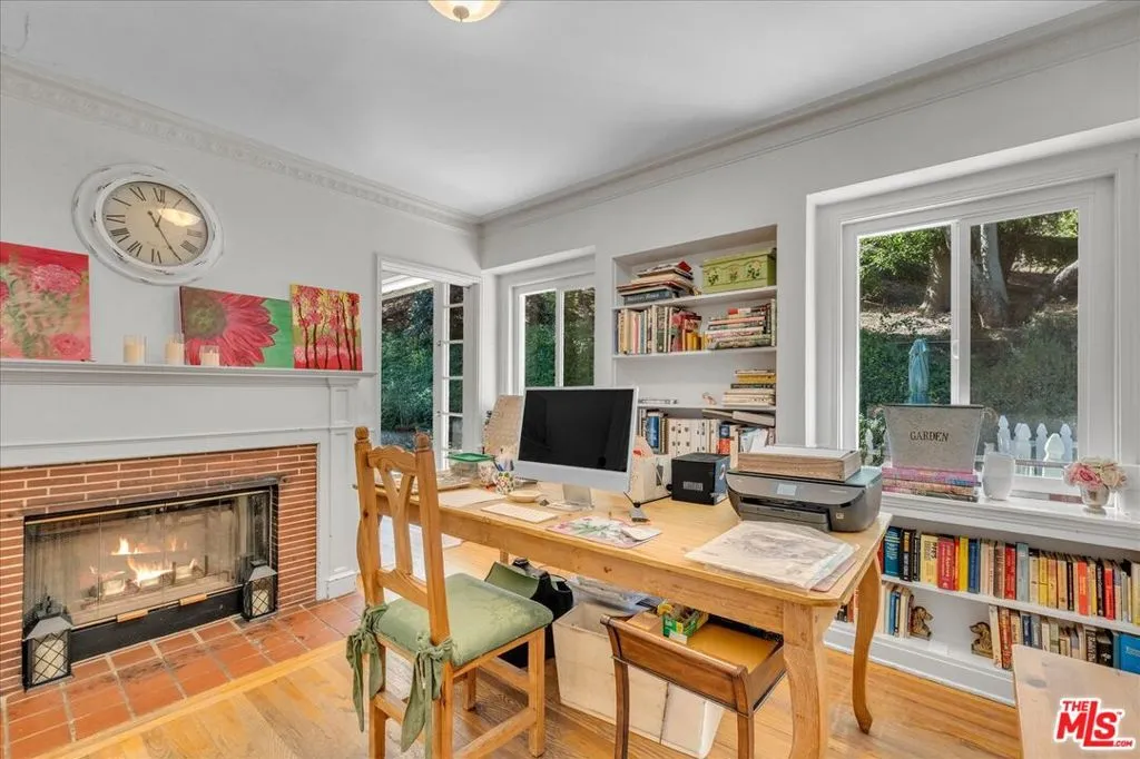 Sherman Oaks, California 91403, United States, 4 Bedrooms Bedrooms, ,2 BathroomsBathrooms,Residential,Active,230016