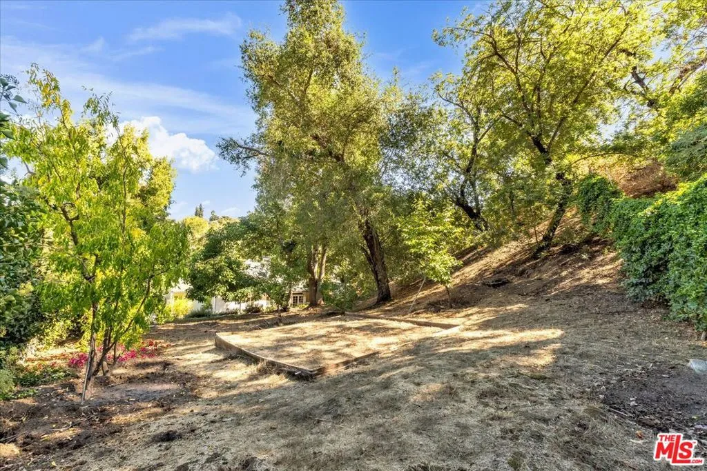 Sherman Oaks, California 91403, United States, 4 Bedrooms Bedrooms, ,2 BathroomsBathrooms,Residential,Active,230016