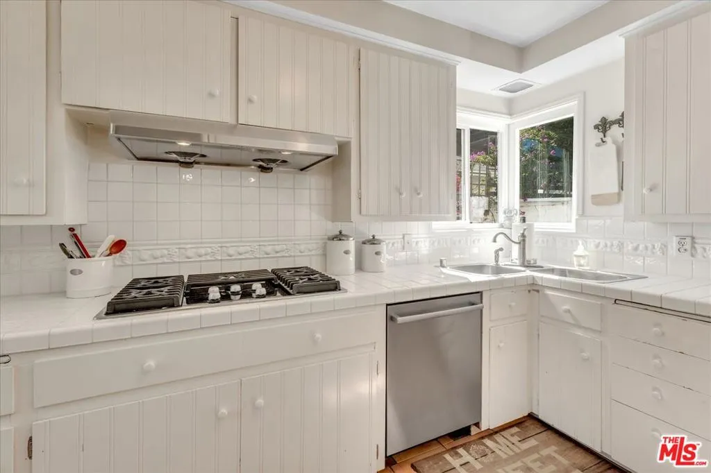 Sherman Oaks, California 91403, United States, 4 Bedrooms Bedrooms, ,2 BathroomsBathrooms,Residential,Active,230016