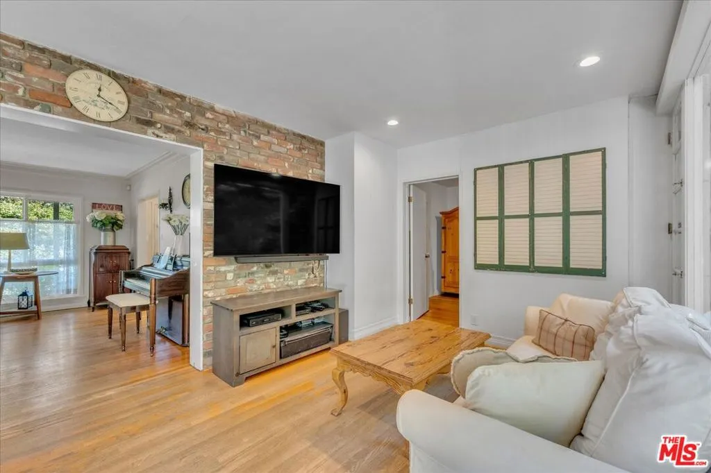 Sherman Oaks, California 91403, United States, 4 Bedrooms Bedrooms, ,2 BathroomsBathrooms,Residential,Active,230016