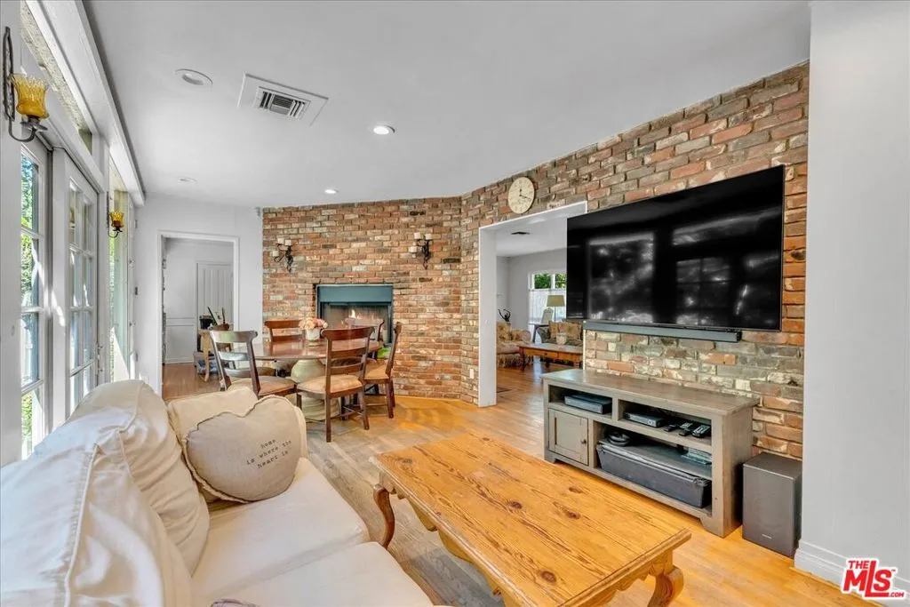 Sherman Oaks, California 91403, United States, 4 Bedrooms Bedrooms, ,2 BathroomsBathrooms,Residential,Active,230016