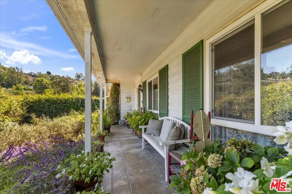 Sherman Oaks, California 91403, United States, 4 Bedrooms Bedrooms, ,2 BathroomsBathrooms,Residential,Active,230016