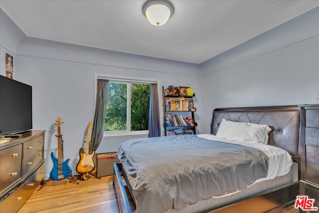 Sherman Oaks, California 91403, United States, 4 Bedrooms Bedrooms, ,2 BathroomsBathrooms,Residential,Active,230016