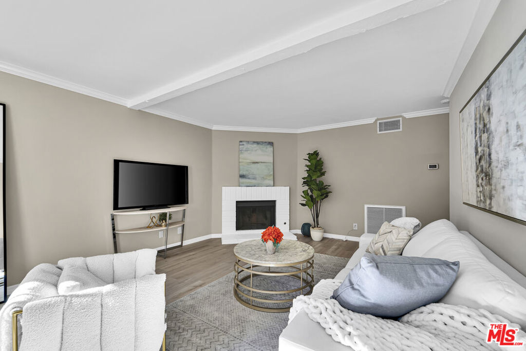 5800 Owensmouth Avenue 40