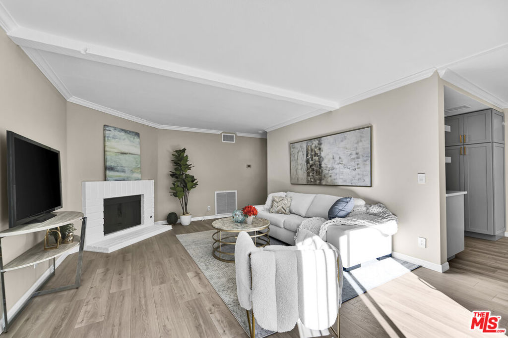 5800 Owensmouth Avenue 40