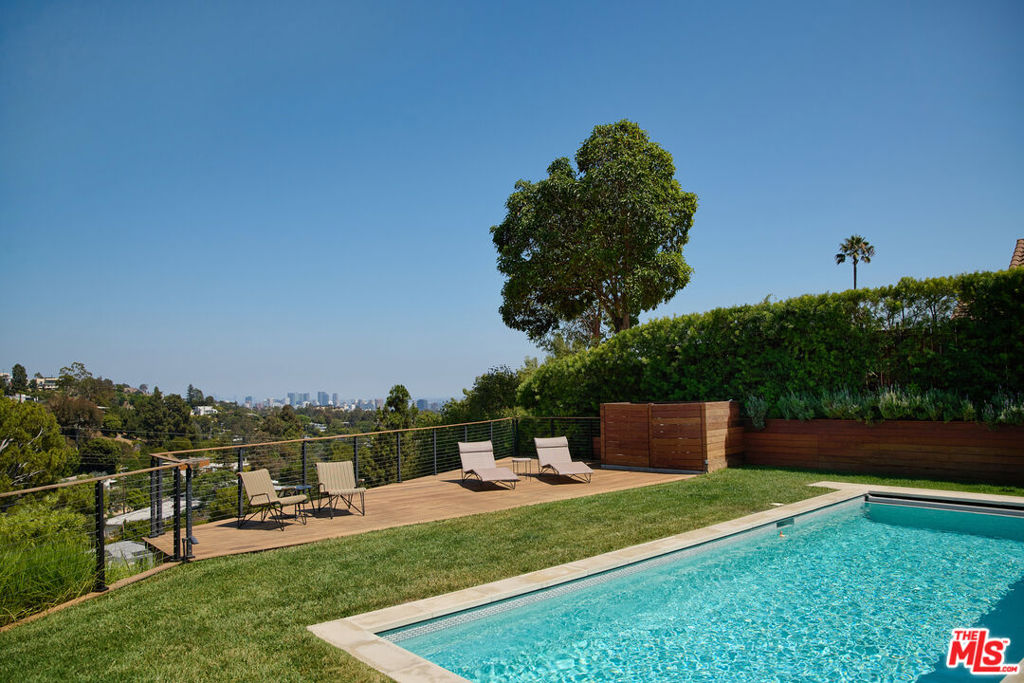 886 Teakwood Road