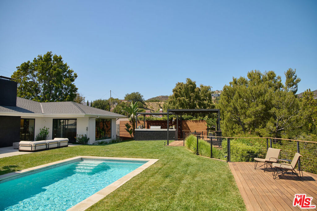 886 Teakwood Road