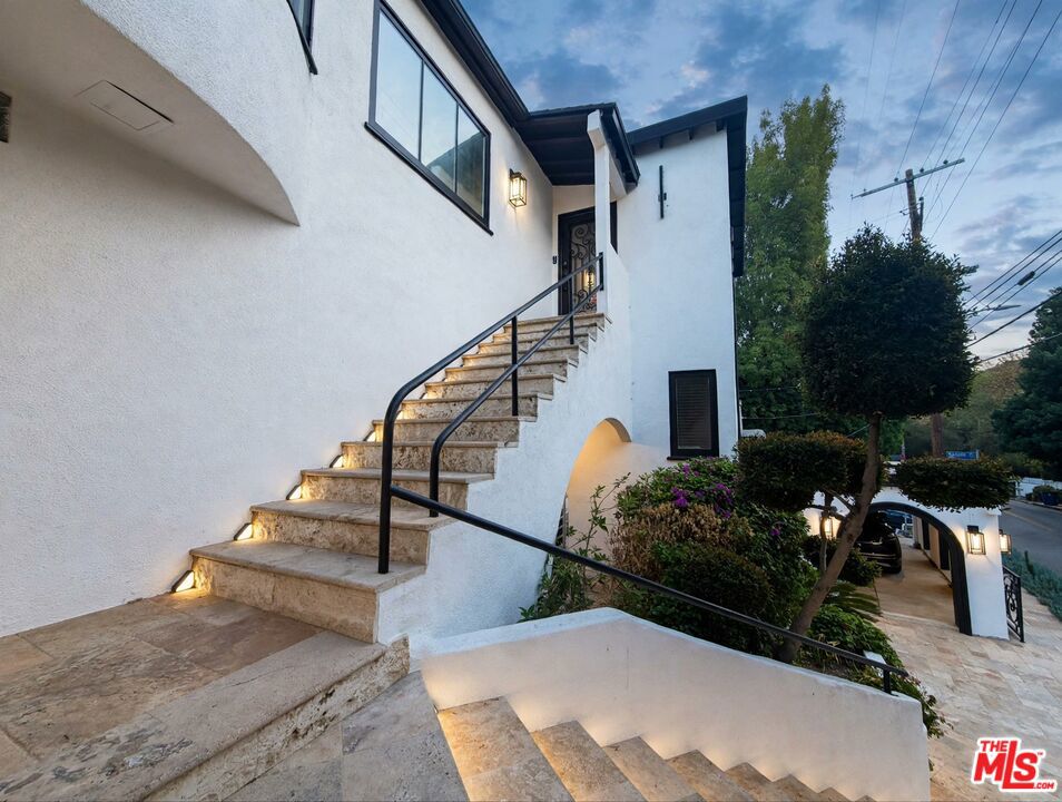 2300 Benedict Canyon Drive