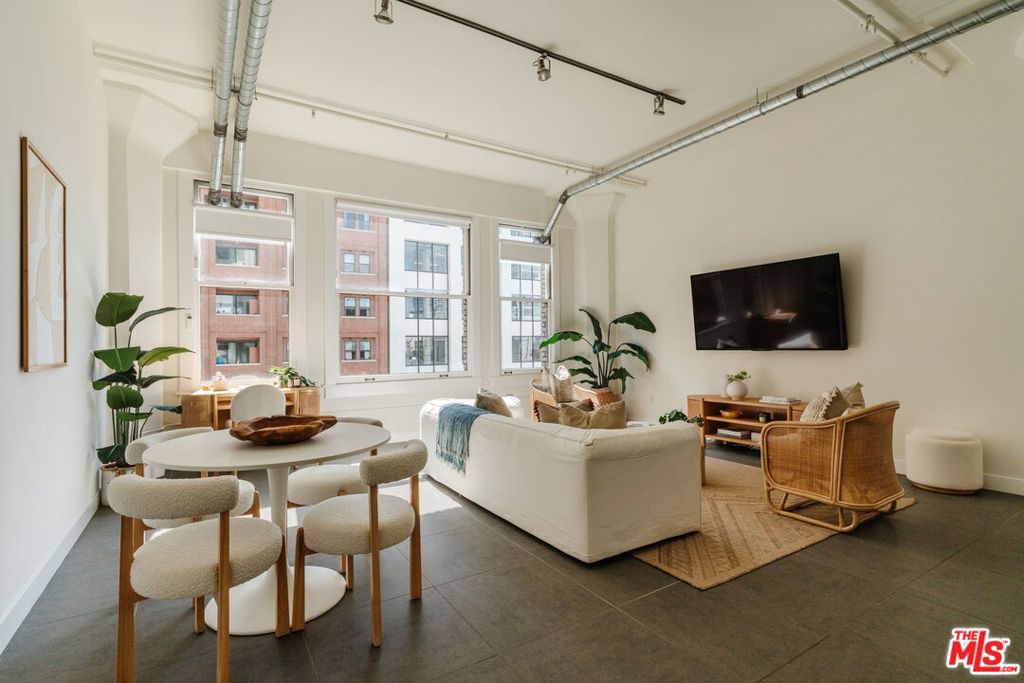 939 S Broadway 404