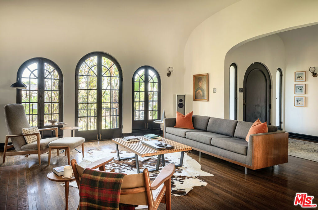 2073 N Catalina Street