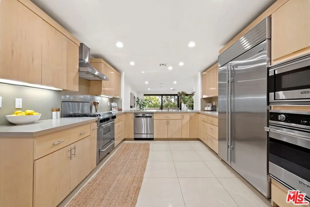 Los Angeles, California 90067, United States, 4 Bedrooms Bedrooms, ,5 BathroomsBathrooms,Residential,Pending,235352