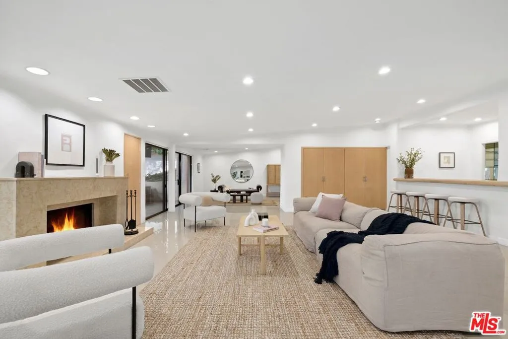 Los Angeles, California 90067, United States, 4 Bedrooms Bedrooms, ,5 BathroomsBathrooms,Residential,Pending,235352