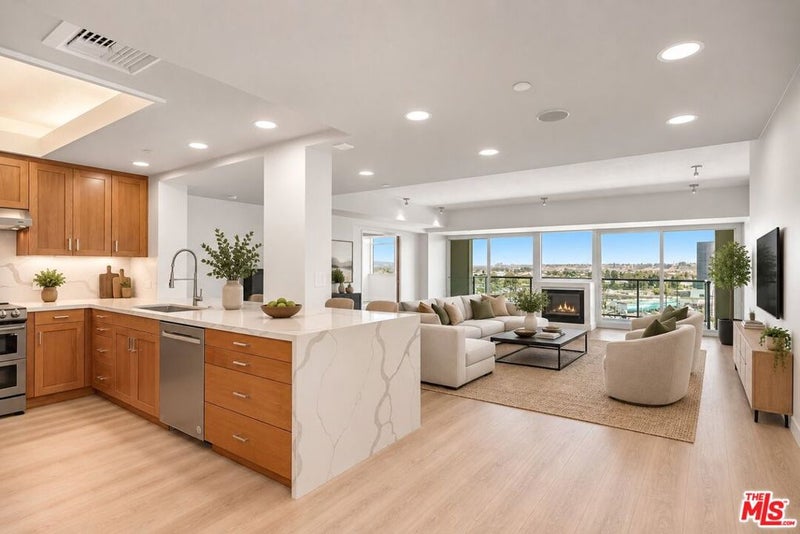 13600 Marina Pointe Drive 907
