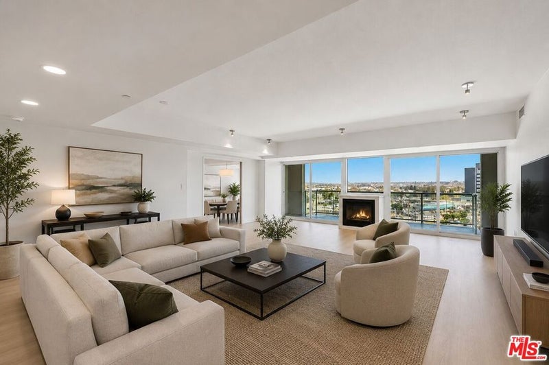 13600 Marina Pointe Drive 907