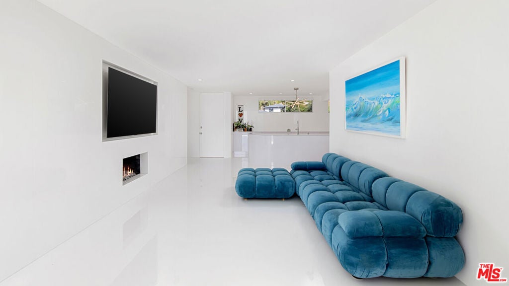 22548 Pacific Coast Highway 203