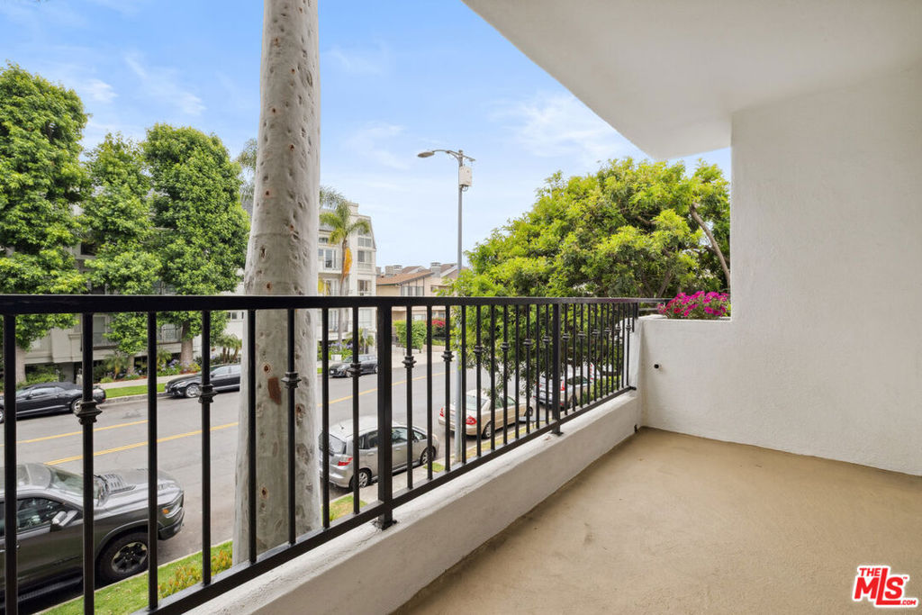 11687 Montana Avenue 101