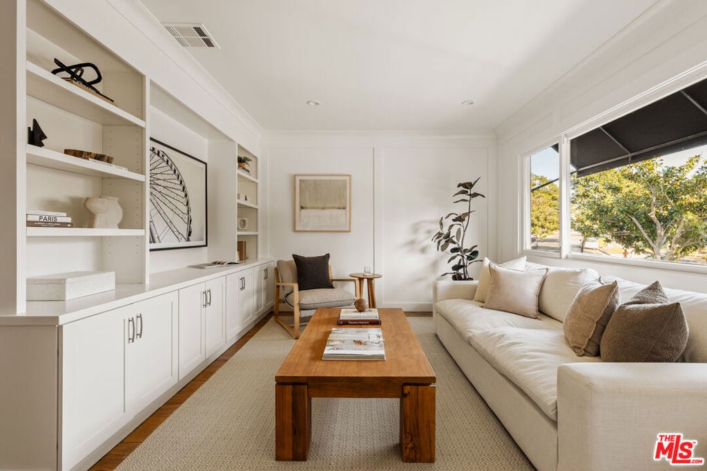 5887 W 77th Place