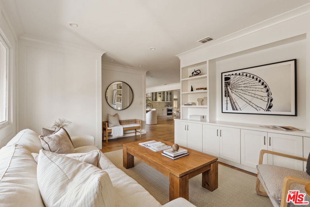 5887 W 77th Place