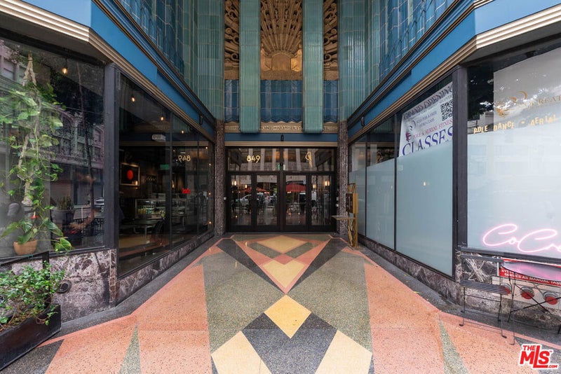 849 S Broadway M09