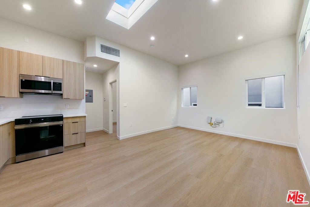 954 N San Vicente Boulevard 10