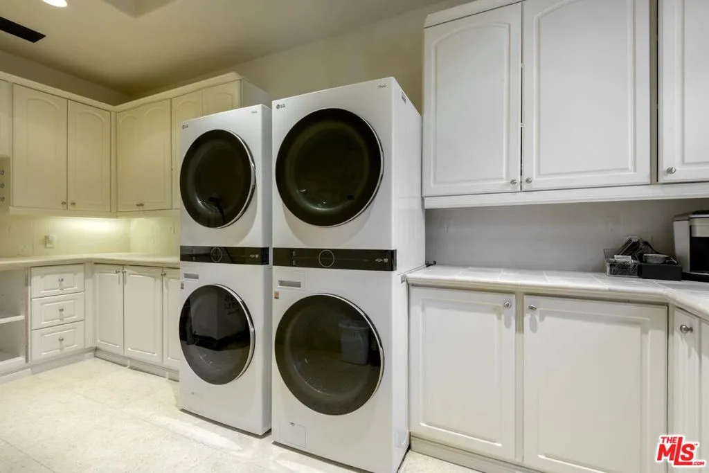 Carpinteria, California 93013, United States, 5 Bedrooms Bedrooms, ,8 BathroomsBathrooms,Residential,Active,254337