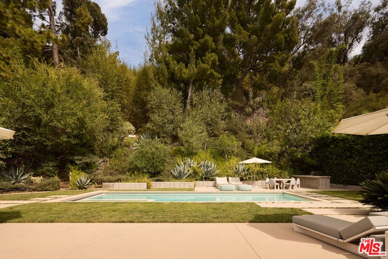 570 Evelyn Place