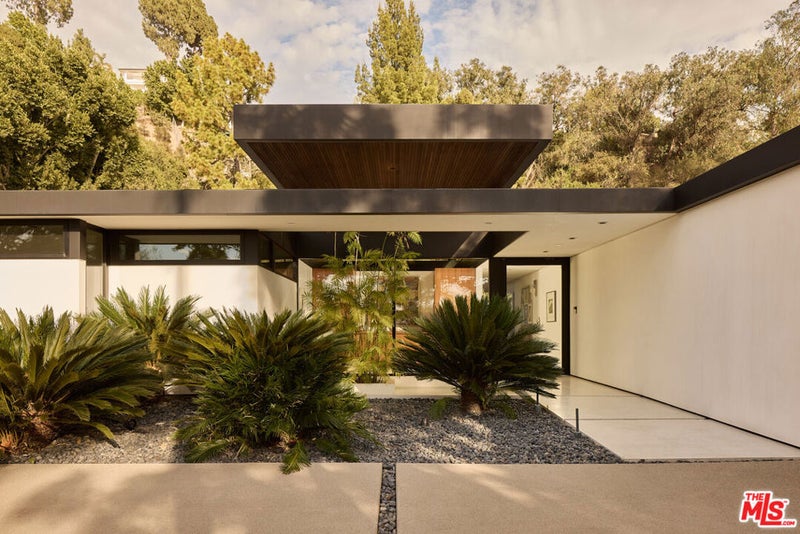 570 Evelyn Place