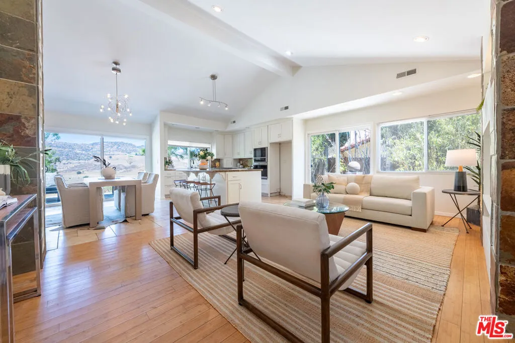 West Hills, California 91304, United States, 3 Bedrooms Bedrooms, ,2 BathroomsBathrooms,Residential,Pending,188785