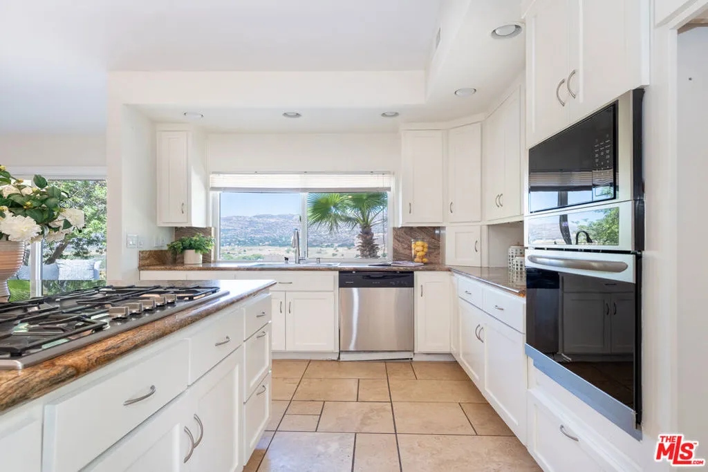 West Hills, California 91304, United States, 3 Bedrooms Bedrooms, ,2 BathroomsBathrooms,Residential,Pending,188785