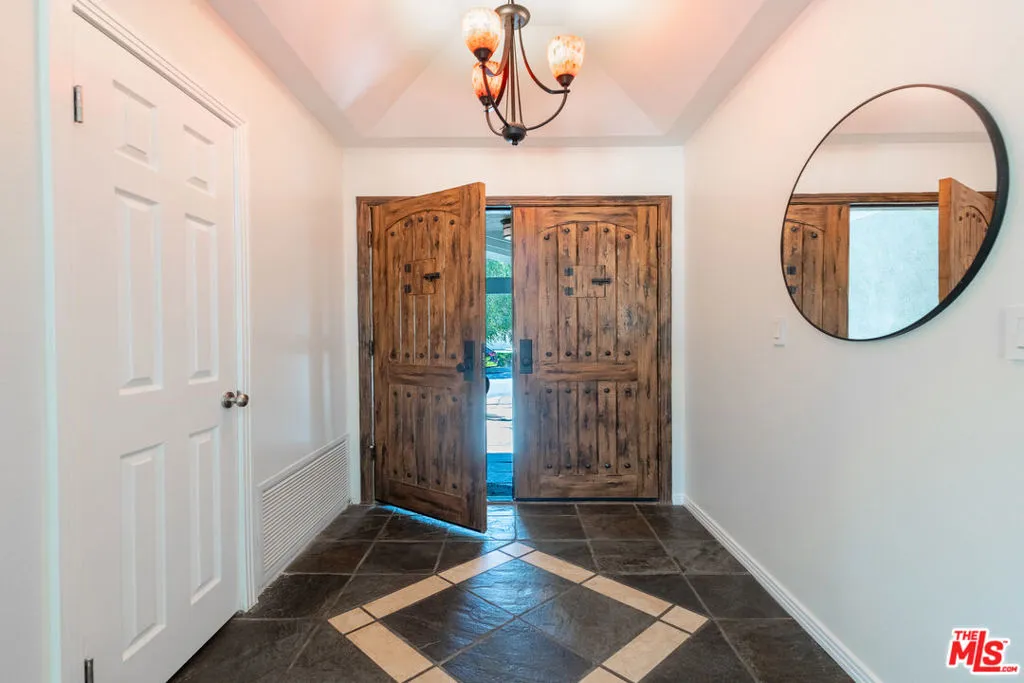 West Hills, California 91304, United States, 3 Bedrooms Bedrooms, ,2 BathroomsBathrooms,Residential,Pending,188785