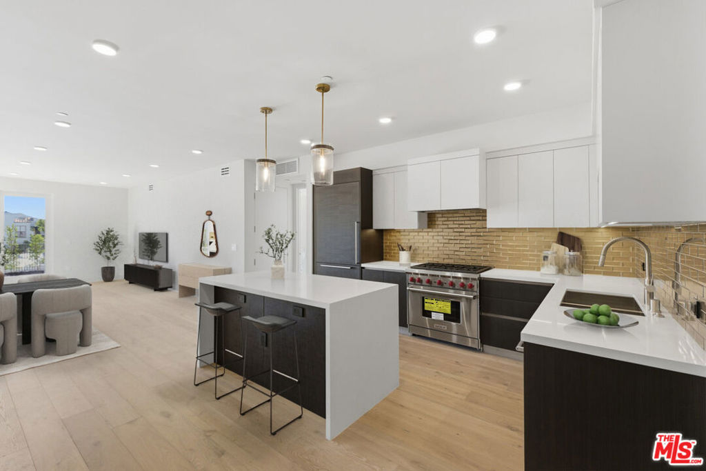 505 S Barrington Avenue 304