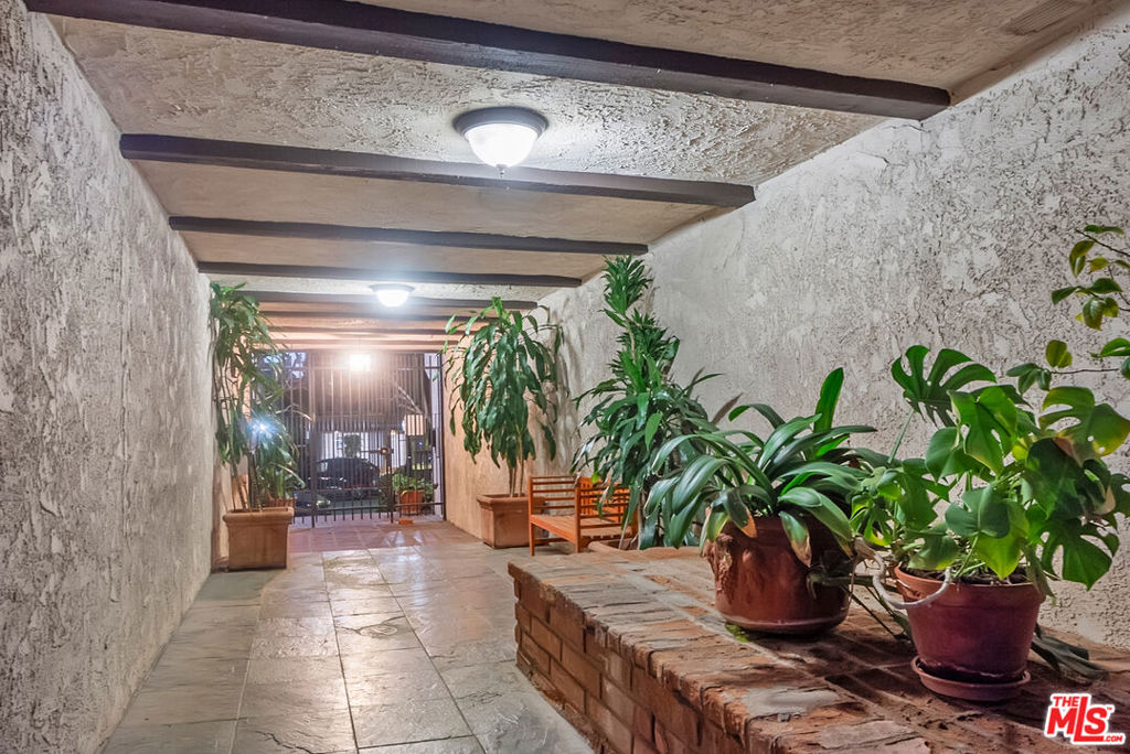 2216 S Bentley Avenue 11