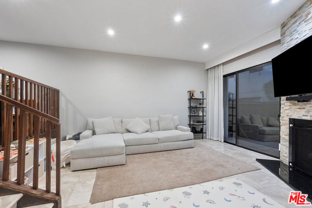 2216 S Bentley Avenue 11