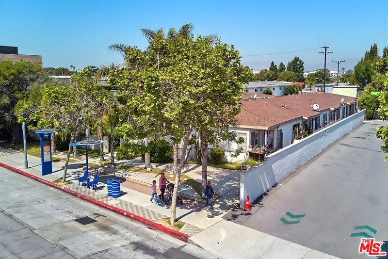 2711 Pico Boulevard