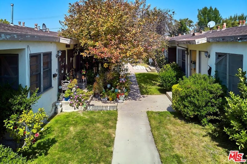2711 Pico Boulevard