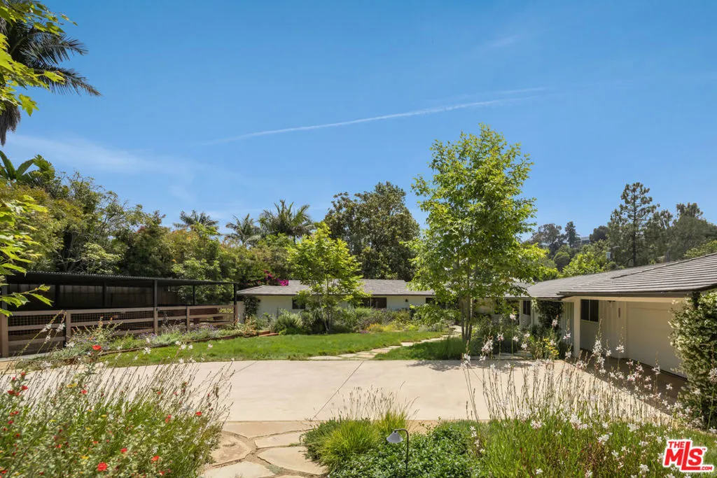 Los Angeles, California 90049, United States, 4 Bedrooms Bedrooms, ,3 BathroomsBathrooms,Residential,Active,173203