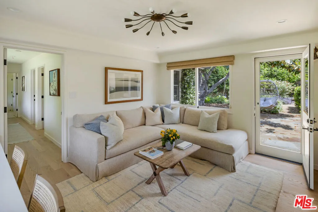 Los Angeles, California 90049, United States, 4 Bedrooms Bedrooms, ,3 BathroomsBathrooms,Residential,Active,173203