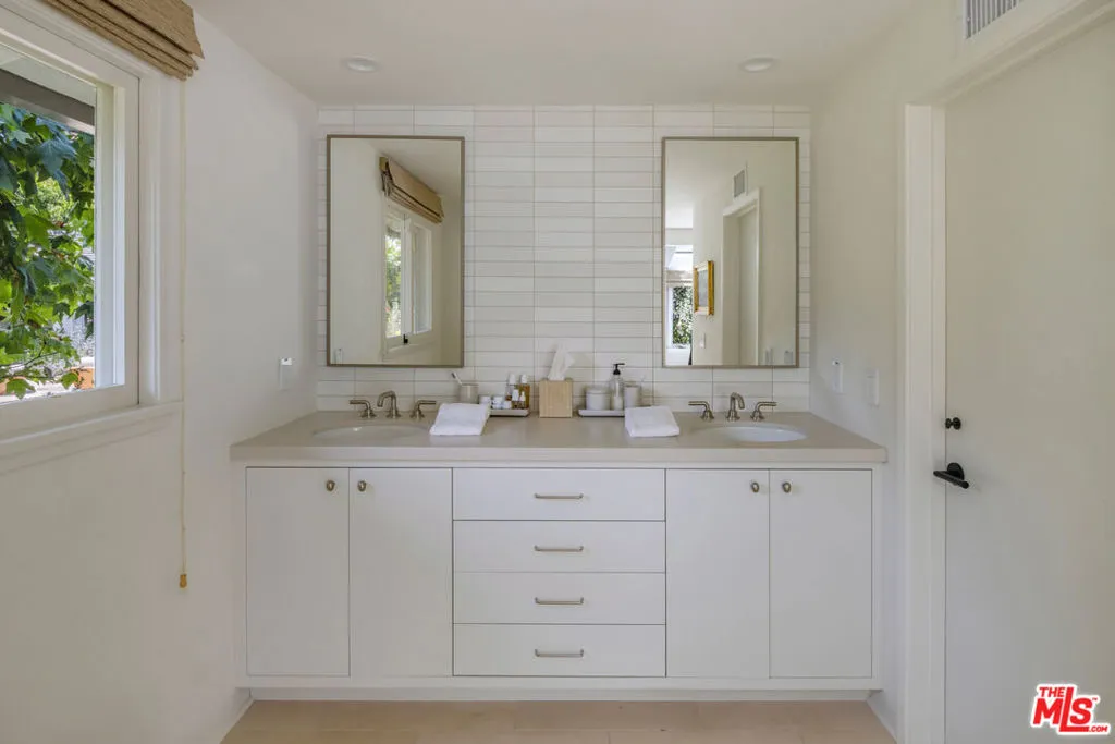 Los Angeles, California 90049, United States, 4 Bedrooms Bedrooms, ,3 BathroomsBathrooms,Residential,Active,173203