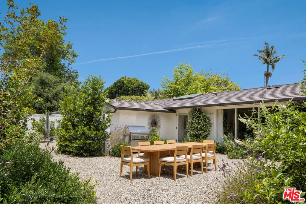 Los Angeles, California 90049, United States, 4 Bedrooms Bedrooms, ,3 BathroomsBathrooms,Residential,Active,173203